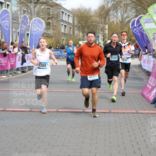12.04.2026 - 45. Internationalen Wilhelmsburger Insellauf Strokosch-Dieckow http://msf.ph/oto/9475119 12.04.2026 12:55:27 Ziel 5296, 4570, 3302, 2235, 3899, 3300, 5213 meine-sportfotos.de