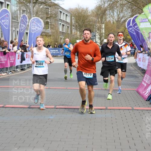 12.04.2026 - 45. Internationalen Wilhelmsburger Insellauf Strokosch-Dieckow http://msf.ph/oto/9475131 12.04.2026 12:55:28 Ziel 4570, 3302, 2235, 3899, 3300, 5213 meine-sportfotos.de