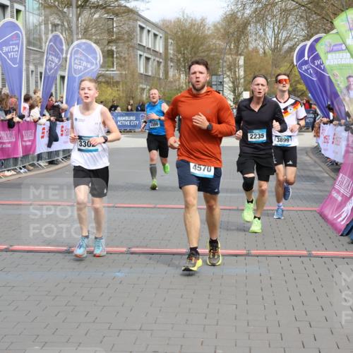 12.04.2026 - 45. Internationalen Wilhelmsburger Insellauf Strokosch-Dieckow http://msf.ph/oto/9475146 12.04.2026 12:55:28 Ziel 4570, 3302, 2235, 3899, 3300, 5213 meine-sportfotos.de