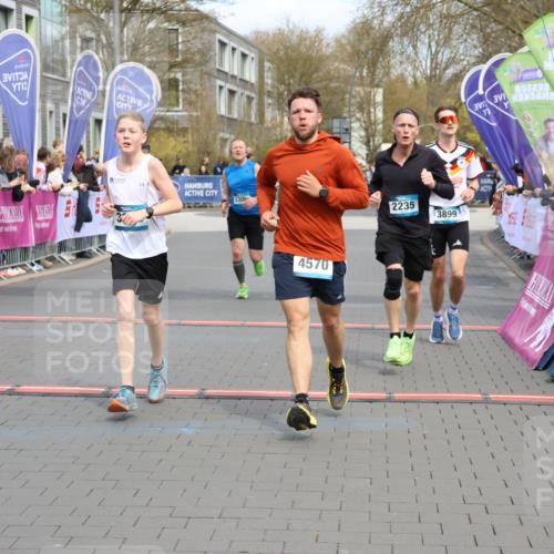 12.04.2026 - 45. Internationalen Wilhelmsburger Insellauf Strokosch-Dieckow http://msf.ph/oto/9475158 12.04.2026 12:55:28 Ziel 4570, 3302, 2235, 3899, 3300, 5213 meine-sportfotos.de