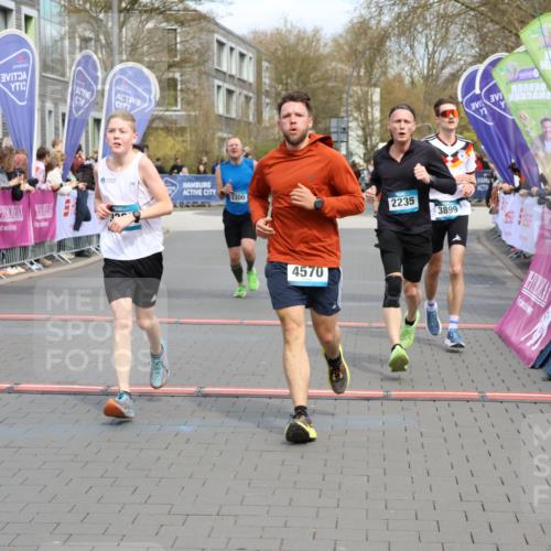 12.04.2026 - 45. Internationalen Wilhelmsburger Insellauf Strokosch-Dieckow http://msf.ph/oto/9475167 12.04.2026 12:55:28 Ziel 4570, 3302, 2235, 3899, 3300, 5213 meine-sportfotos.de