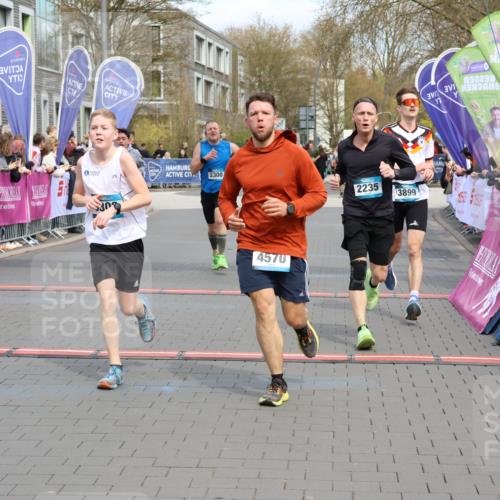 12.04.2026 - 45. Internationalen Wilhelmsburger Insellauf Strokosch-Dieckow http://msf.ph/oto/9475181 12.04.2026 12:55:28 Ziel 4570, 3302, 2235, 3899, 3300, 5213 meine-sportfotos.de