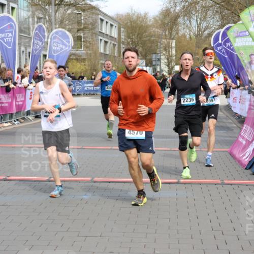 12.04.2026 - 45. Internationalen Wilhelmsburger Insellauf Strokosch-Dieckow http://msf.ph/oto/9475192 12.04.2026 12:55:28 Ziel 4570, 3302, 2235, 3899, 3300, 5213 meine-sportfotos.de