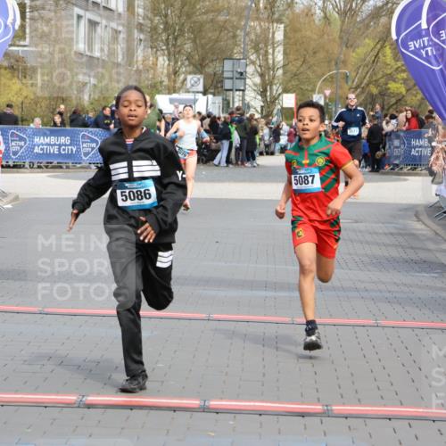 12.04.2026 - 45. Internationalen Wilhelmsburger Insellauf Strokosch-Dieckow http://msf.ph/oto/9475238 12.04.2026 12:55:34 Ziel 3411, 4041, 5086, 5087 meine-sportfotos.de