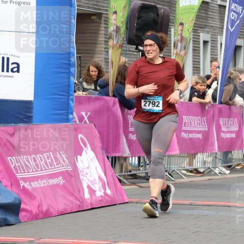 12.04.2026 - 45. Internationalen Wilhelmsburger Insellauf Strokosch-Dieckow http://msf.ph/oto/9475461 12.04.2026 13:32:30 Ziel 2792, 3632, 3628 meine-sportfotos.de