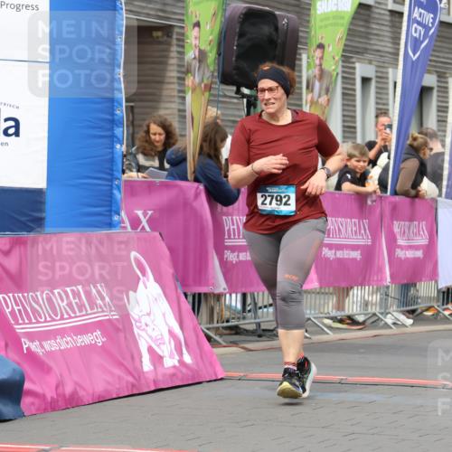 12.04.2026 - 45. Internationalen Wilhelmsburger Insellauf Strokosch-Dieckow http://msf.ph/oto/9475472 12.04.2026 13:32:30 Ziel 2792, 3632, 3628 meine-sportfotos.de