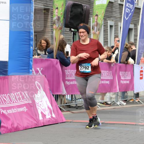 12.04.2026 - 45. Internationalen Wilhelmsburger Insellauf Strokosch-Dieckow http://msf.ph/oto/9475485 12.04.2026 13:32:30 Ziel 2792, 3632, 3628 meine-sportfotos.de