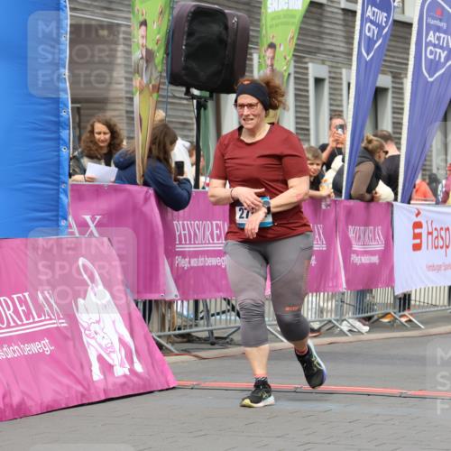 12.04.2026 - 45. Internationalen Wilhelmsburger Insellauf Strokosch-Dieckow http://msf.ph/oto/9475515 12.04.2026 13:32:29 Ziel 2792, 3632, 3628 meine-sportfotos.de