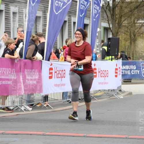 12.04.2026 - 45. Internationalen Wilhelmsburger Insellauf Strokosch-Dieckow http://msf.ph/oto/9475544 12.04.2026 13:32:27 Ziel 2792, 3632, 3628 meine-sportfotos.de