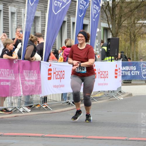 12.04.2026 - 45. Internationalen Wilhelmsburger Insellauf Strokosch-Dieckow http://msf.ph/oto/9475560 12.04.2026 13:32:27 Ziel 2792, 3632, 3628 meine-sportfotos.de