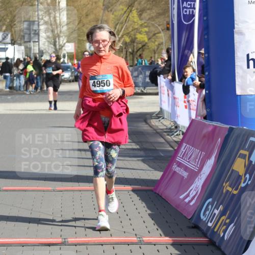 12.04.2026 - 45. Internationalen Wilhelmsburger Insellauf Strokosch-Dieckow http://msf.ph/oto/9475569 12.04.2026 11:32:55 Ziel 4950 meine-sportfotos.de
