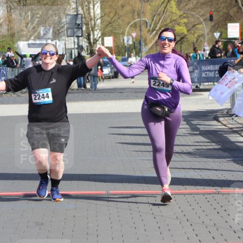 12.04.2026 - 45. Internationalen Wilhelmsburger Insellauf Strokosch-Dieckow http://msf.ph/oto/9475612 12.04.2026 11:33:04 Ziel 2244, 2245 meine-sportfotos.de