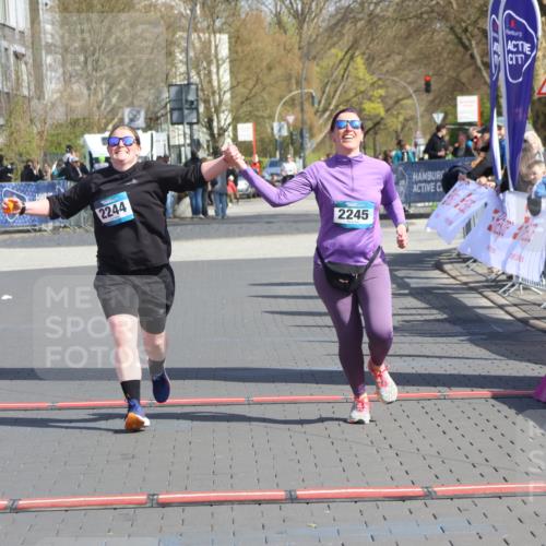 12.04.2026 - 45. Internationalen Wilhelmsburger Insellauf Strokosch-Dieckow http://msf.ph/oto/9475645 12.04.2026 11:33:05 Ziel 2244, 2245 meine-sportfotos.de