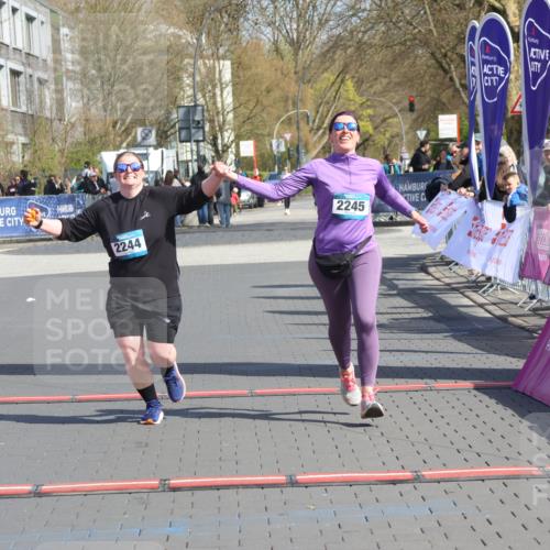 12.04.2026 - 45. Internationalen Wilhelmsburger Insellauf Strokosch-Dieckow http://msf.ph/oto/9475674 12.04.2026 11:33:05 Ziel 2244, 2245 meine-sportfotos.de