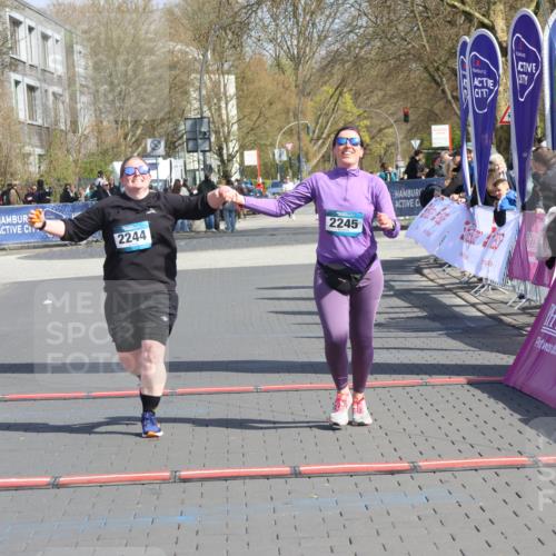 12.04.2026 - 45. Internationalen Wilhelmsburger Insellauf Strokosch-Dieckow http://msf.ph/oto/9475731 12.04.2026 11:33:05 Ziel 2244, 2245 meine-sportfotos.de