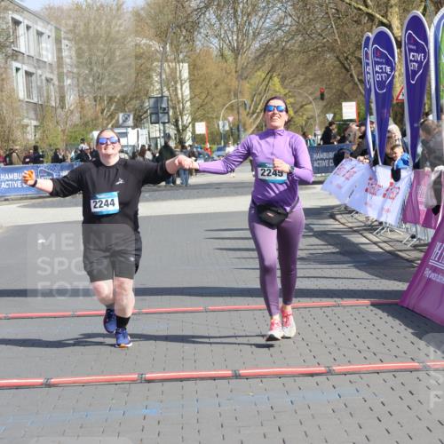 12.04.2026 - 45. Internationalen Wilhelmsburger Insellauf Strokosch-Dieckow http://msf.ph/oto/9475747 12.04.2026 11:33:05 Ziel 2244, 2245 meine-sportfotos.de