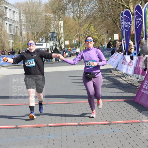 12.04.2026 - 45. Internationalen Wilhelmsburger Insellauf Strokosch-Dieckow http://msf.ph/oto/9475793 12.04.2026 11:33:05 Ziel 2244, 2245 meine-sportfotos.de