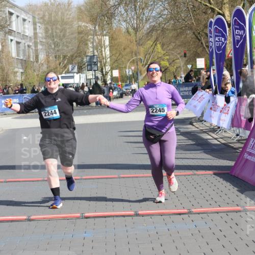 12.04.2026 - 45. Internationalen Wilhelmsburger Insellauf Strokosch-Dieckow http://msf.ph/oto/9475806 12.04.2026 11:33:05 Ziel 2244, 2245 meine-sportfotos.de