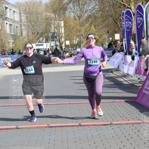 12.04.2026 - 45. Internationalen Wilhelmsburger Insellauf Strokosch-Dieckow http://msf.ph/oto/9475822 12.04.2026 11:33:05 Ziel 2244, 2245 meine-sportfotos.de