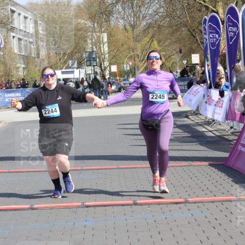 12.04.2026 - 45. Internationalen Wilhelmsburger Insellauf Strokosch-Dieckow http://msf.ph/oto/9475837 12.04.2026 11:33:05 Ziel 2244, 2245 meine-sportfotos.de