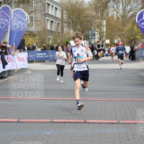 12.04.2026 - 45. Internationalen Wilhelmsburger Insellauf Strokosch-Dieckow http://msf.ph/oto/9475842 12.04.2026 12:56:04 Ziel 5109, 5361, 4811 meine-sportfotos.de