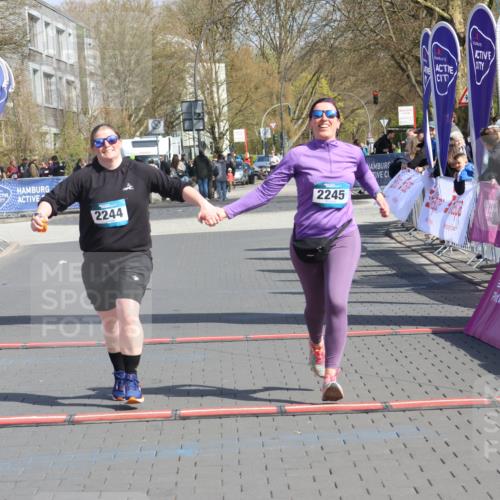 12.04.2026 - 45. Internationalen Wilhelmsburger Insellauf Strokosch-Dieckow http://msf.ph/oto/9475850 12.04.2026 11:33:06 Ziel 2244, 2245 meine-sportfotos.de