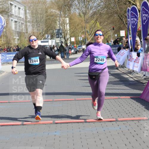 12.04.2026 - 45. Internationalen Wilhelmsburger Insellauf Strokosch-Dieckow http://msf.ph/oto/9475865 12.04.2026 11:33:06 Ziel 2244, 2245 meine-sportfotos.de