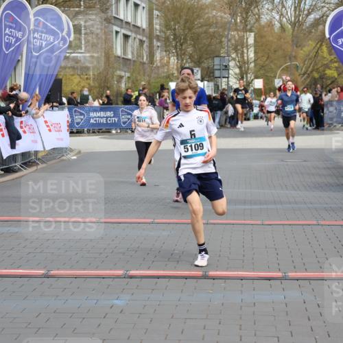 12.04.2026 - 45. Internationalen Wilhelmsburger Insellauf Strokosch-Dieckow http://msf.ph/oto/9475868 12.04.2026 12:56:04 Ziel 5109, 5361, 4811 meine-sportfotos.de