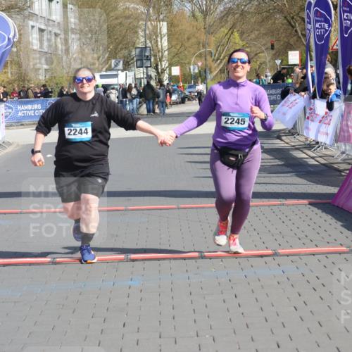 12.04.2026 - 45. Internationalen Wilhelmsburger Insellauf Strokosch-Dieckow http://msf.ph/oto/9475893 12.04.2026 11:33:06 Ziel 2244, 2245 meine-sportfotos.de