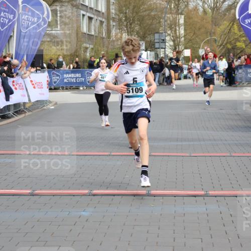 12.04.2026 - 45. Internationalen Wilhelmsburger Insellauf Strokosch-Dieckow http://msf.ph/oto/9475902 12.04.2026 12:56:04 Ziel 5109, 5361, 4811 meine-sportfotos.de
