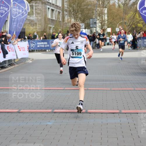 12.04.2026 - 45. Internationalen Wilhelmsburger Insellauf Strokosch-Dieckow http://msf.ph/oto/9475913 12.04.2026 12:56:04 Ziel 5109, 5361, 4811 meine-sportfotos.de