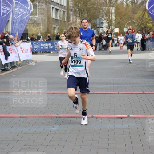 12.04.2026 - 45. Internationalen Wilhelmsburger Insellauf Strokosch-Dieckow http://msf.ph/oto/9475949 12.04.2026 12:56:04 Ziel 5109, 5361, 4811 meine-sportfotos.de