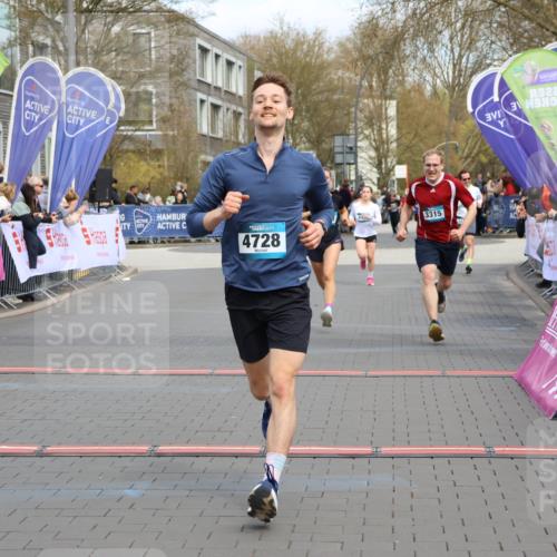 12.04.2026 - 45. Internationalen Wilhelmsburger Insellauf Strokosch-Dieckow http://msf.ph/oto/9476081 12.04.2026 12:56:10 Ziel 4811, 4728, 3315, 5463 meine-sportfotos.de