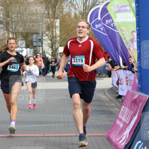 12.04.2026 - 45. Internationalen Wilhelmsburger Insellauf Strokosch-Dieckow http://msf.ph/oto/9476098 12.04.2026 12:56:11 Ziel 4728, 3315, 5463, 4459 meine-sportfotos.de