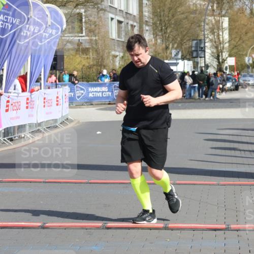 12.04.2026 - 45. Internationalen Wilhelmsburger Insellauf Strokosch-Dieckow http://msf.ph/oto/9476312 12.04.2026 11:34:01 Ziel 4939 meine-sportfotos.de