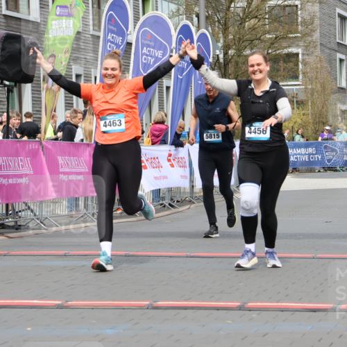 12.04.2026 - 45. Internationalen Wilhelmsburger Insellauf Strokosch-Dieckow http://msf.ph/oto/9476979 12.04.2026 13:31:09 Ziel 4456, 4463, 5815 meine-sportfotos.de