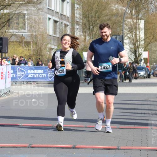 12.04.2026 - 45. Internationalen Wilhelmsburger Insellauf Strokosch-Dieckow http://msf.ph/oto/9477234 12.04.2026 11:36:51 Ziel 2428, 2427 meine-sportfotos.de