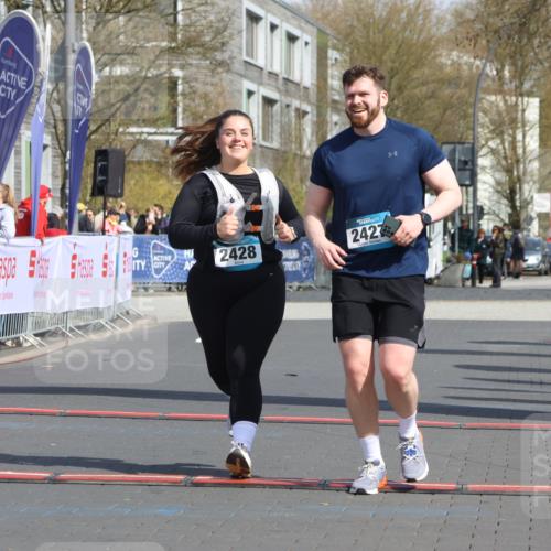 12.04.2026 - 45. Internationalen Wilhelmsburger Insellauf Strokosch-Dieckow http://msf.ph/oto/9477278 12.04.2026 11:36:52 Ziel 2428, 2427 meine-sportfotos.de