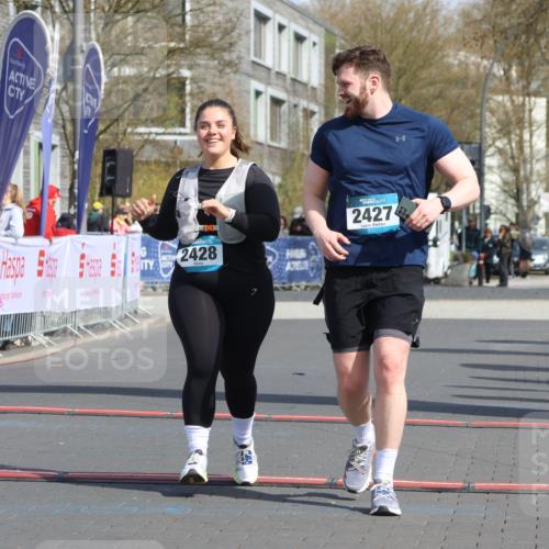 12.04.2026 - 45. Internationalen Wilhelmsburger Insellauf Strokosch-Dieckow http://msf.ph/oto/9477335 12.04.2026 11:36:52 Ziel 2428, 2427 meine-sportfotos.de