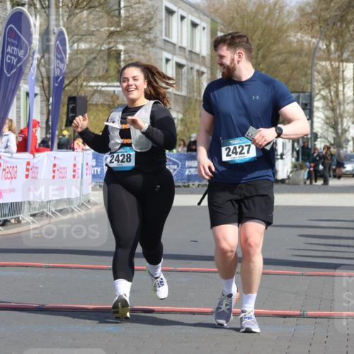 12.04.2026 - 45. Internationalen Wilhelmsburger Insellauf Strokosch-Dieckow http://msf.ph/oto/9477352 12.04.2026 11:36:52 Ziel 2428, 2427 meine-sportfotos.de