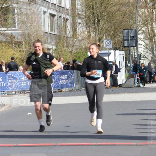 12.04.2026 - 45. Internationalen Wilhelmsburger Insellauf Strokosch-Dieckow http://msf.ph/oto/9477394 12.04.2026 11:37:44 Ziel 3050, 3051 meine-sportfotos.de