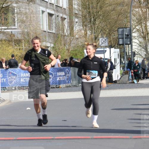 12.04.2026 - 45. Internationalen Wilhelmsburger Insellauf Strokosch-Dieckow http://msf.ph/oto/9477415 12.04.2026 11:37:44 Ziel 3050, 3051 meine-sportfotos.de