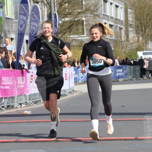 12.04.2026 - 45. Internationalen Wilhelmsburger Insellauf Strokosch-Dieckow http://msf.ph/oto/9477533 12.04.2026 11:37:47 Ziel 3050, 3051 meine-sportfotos.de