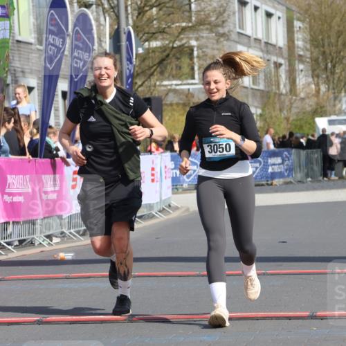 12.04.2026 - 45. Internationalen Wilhelmsburger Insellauf Strokosch-Dieckow http://msf.ph/oto/9477542 12.04.2026 11:37:47 Ziel 3050, 3051 meine-sportfotos.de
