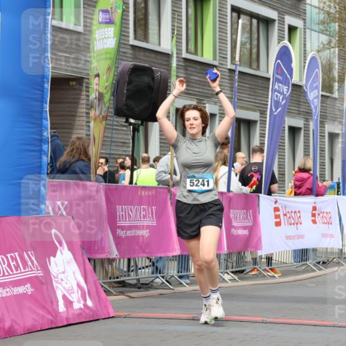 12.04.2026 - 45. Internationalen Wilhelmsburger Insellauf Strokosch-Dieckow http://msf.ph/oto/9477558 12.04.2026 13:30:39 Ziel 5241 meine-sportfotos.de