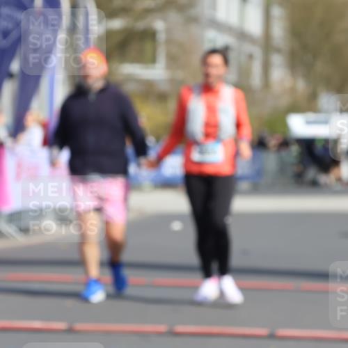 12.04.2026 - 45. Internationalen Wilhelmsburger Insellauf Strokosch-Dieckow http://msf.ph/oto/9477596 12.04.2026 11:38:45 Ziel 5655, 5656 meine-sportfotos.de