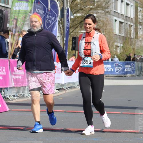 12.04.2026 - 45. Internationalen Wilhelmsburger Insellauf Strokosch-Dieckow http://msf.ph/oto/9477613 12.04.2026 11:38:46 Ziel 5655, 5656 meine-sportfotos.de