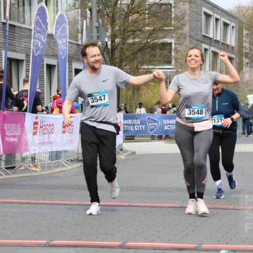 12.04.2026 - 45. Internationalen Wilhelmsburger Insellauf Strokosch-Dieckow http://msf.ph/oto/9477750 12.04.2026 13:30:12 Ziel 3547, 3548, 2131 meine-sportfotos.de
