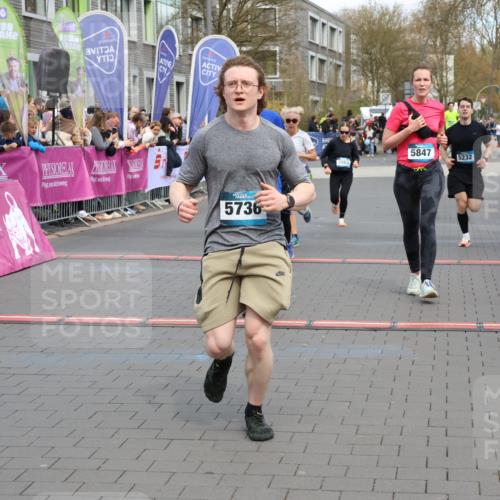 12.04.2026 - 45. Internationalen Wilhelmsburger Insellauf Strokosch-Dieckow http://msf.ph/oto/9478036 12.04.2026 12:58:08 Ziel 5736, 3189, 5847, 3439, 5232, 5277, 3863, 4887 meine-sportfotos.de