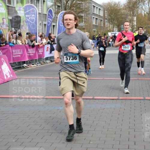 12.04.2026 - 45. Internationalen Wilhelmsburger Insellauf Strokosch-Dieckow http://msf.ph/oto/9478050 12.04.2026 12:58:08 Ziel 5736, 3189, 5847, 3439, 5232, 5277, 3863, 4887 meine-sportfotos.de